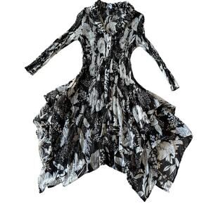 Lindi Sheer Crinkle Crepe Stretchy yet Fitted Black and White Dress